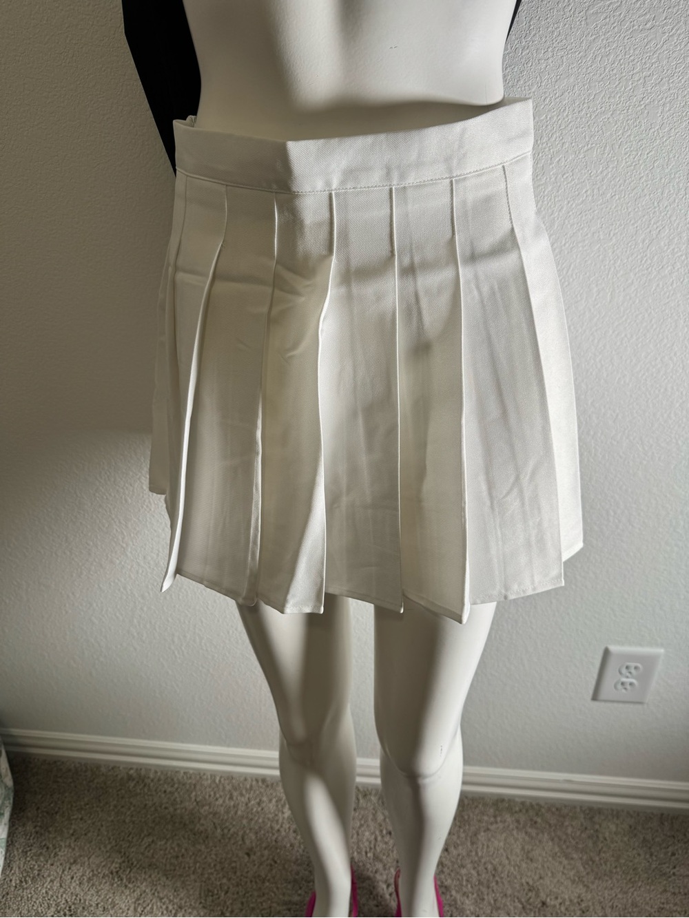 White Pleated Tennis Skirt / SIZE: M
(Skirt only / Top sold separately)